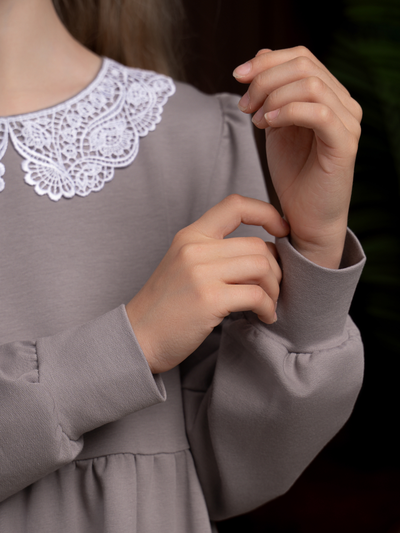 Платье серое с кружевным воротником