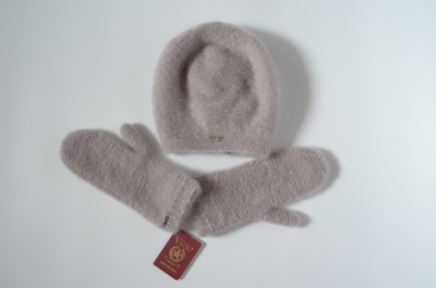 Бежевый мохеровый берет и варежки из мохера Италия Визио