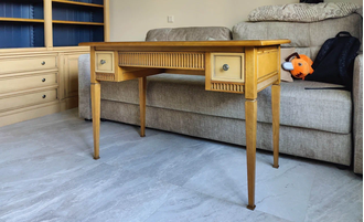 Стол письменный с двумя боковыми ящиками и одним узким по центру.