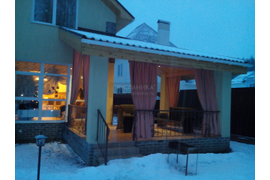 Общий вид на террасу с уличными шторами. Кстати, на террасе стоит уличная мебель с жесткими сидушками. Позже на неё сделаны подушки с использованием этой же ткани.