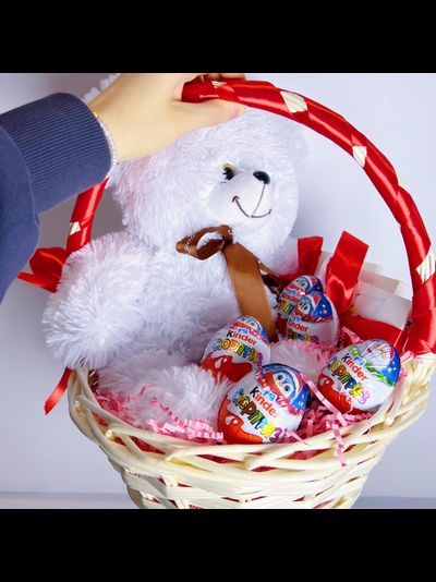 Подарочная корзина Киндер сюрприз и Мишка