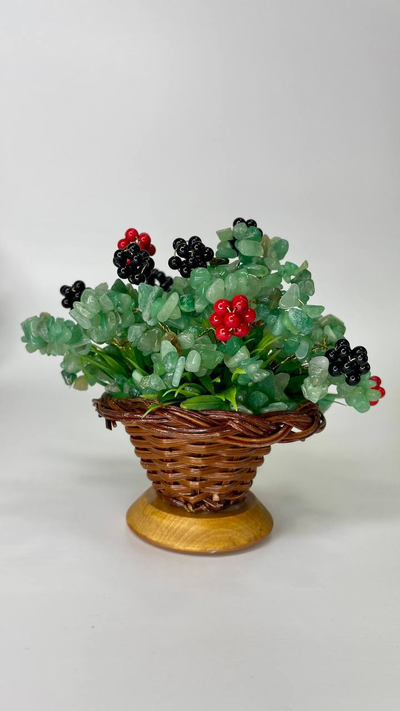 Букет из самоцветов в корзинке