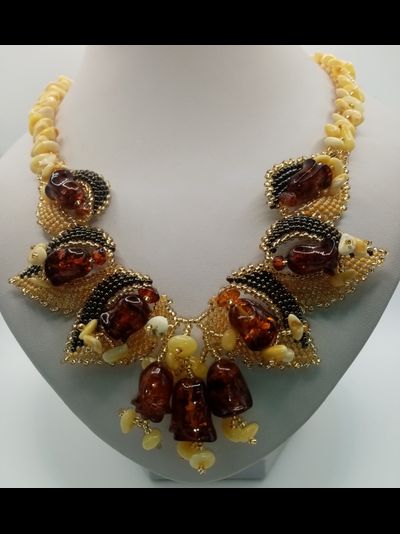 колье с розами янтарь