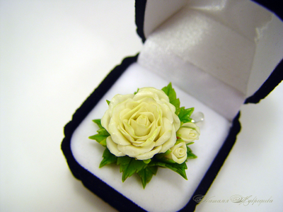 Кулон "Белая роза с бутонами". Цветы из полимерной глины.