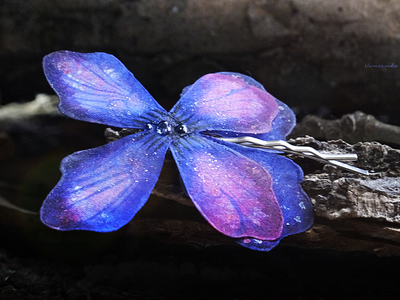 Летняя заколка-невидимка "Волшебная бабочка Гелиотроп" из расписанного вручную шёлка