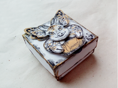 Подарочная коробочка для броши в стиле украшения