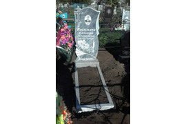 Вертикальный памятник из мрамора с фото (металлокерамика) и с цветником