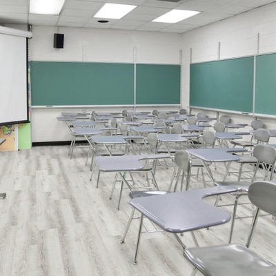 Виниловый пол Wineo 400 Wood Moonlight Pine Pale DLC00104 в интерьере учебного заведения