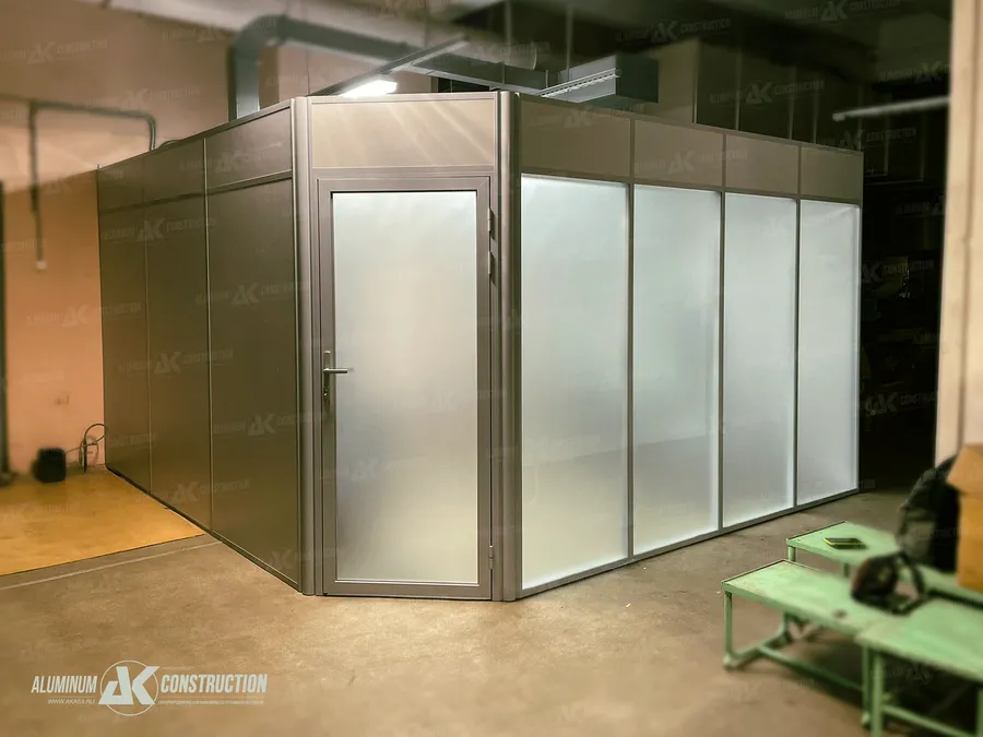 Великий Новгород,  ООО Трансвит
Выделенный кабинет в рабочем цеху
Алюминиевые перегородки отлично вписываются в любой интерьер, даже если это заводской цех.