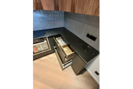 Кухня черная с деревом