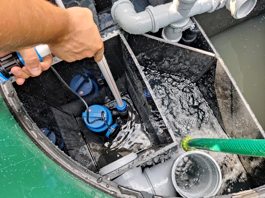 Устанавливаем дренажный насос, который будет работать на выброс очищенных стоков