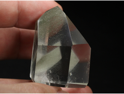 Кварц горный хрусталь с фантомами и хлоритом, кристалл полированный, Бразилия (38*29*26 мм, 40 г) №36851