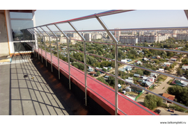 Ограждение изготовлено из полированной нержавеющей стали. Стойки с боковым креплением. Поручень и стойки изготовлены из нержавеющей  трубы 38мм. Заполнение 6 рядов трубы диаметром 16мм.