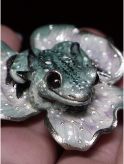 Мини-брошь с лягушкой "Принцесса весеннего леса" (4 см)