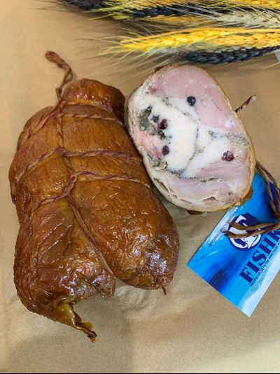 РУЛЕТ КУРИНЫЙ С БРУСНИКОЙ