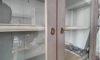 Встроенная библиотека с лестницей.