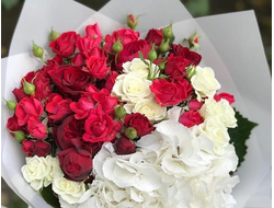 Букет с гортензией и кустовой розой "Ты моя вселенная!"