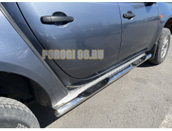 Пороги труба с проступью с алюминиевым уголком d76 для Mitsubishi L200 (2015-2019)