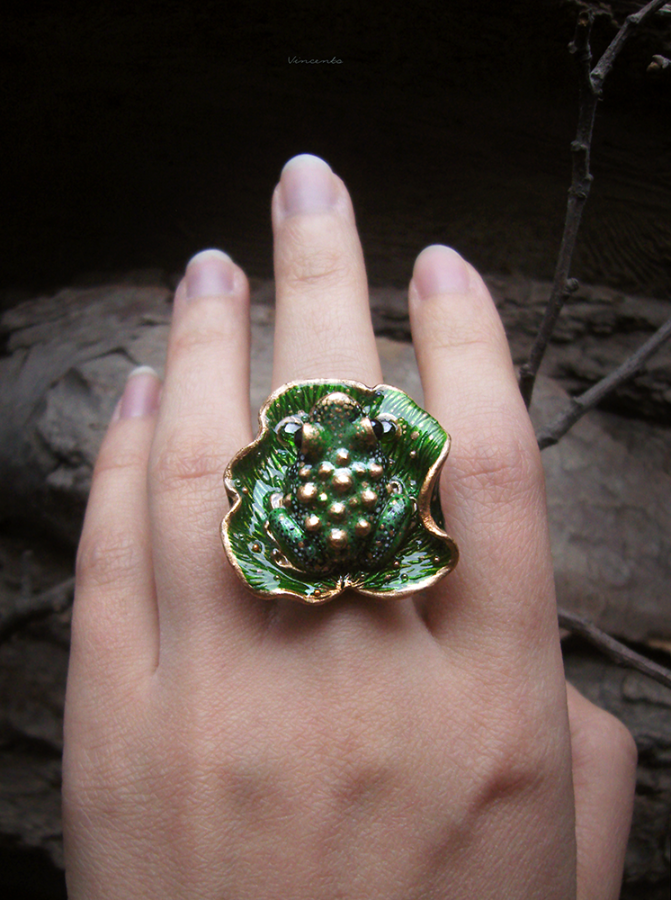 Крупное зелёное кольцо с хромдиопсидами и царевной-лягушкой ручной работы