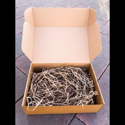 2 штуки - Подарочная коробка с наполнителем КРАФТ и зеленой лентой (37x26x12 см)