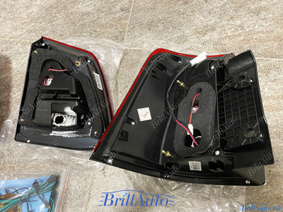 Cтопы Toyota Land Cruiser 200 07-15 в стиле 21 года LED (красные с темным низом)