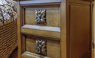 Тумба прикроватная с двумя ящиками и декорами - цветы.