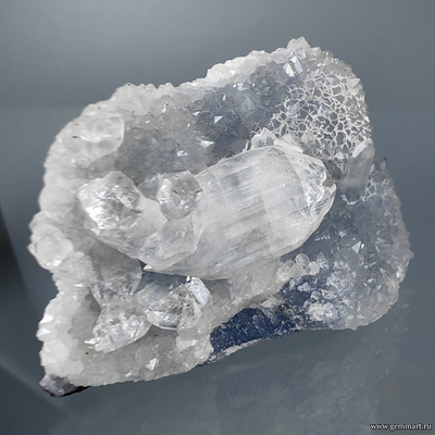 Апофиллит на кварце. Индия.47*34*22мм