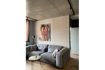 Смонтированные панели в уже обустроенном интерьере.