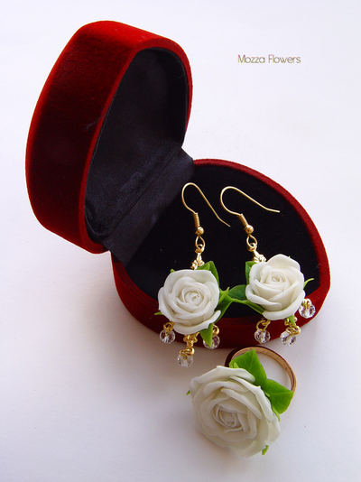 Комплект "Свежесть белых роз". Позолота. Цветы из полимерной глины.