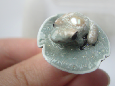 Коллекционное кольцо с лягушкой и жемчужиной "Капель в туманном саду"