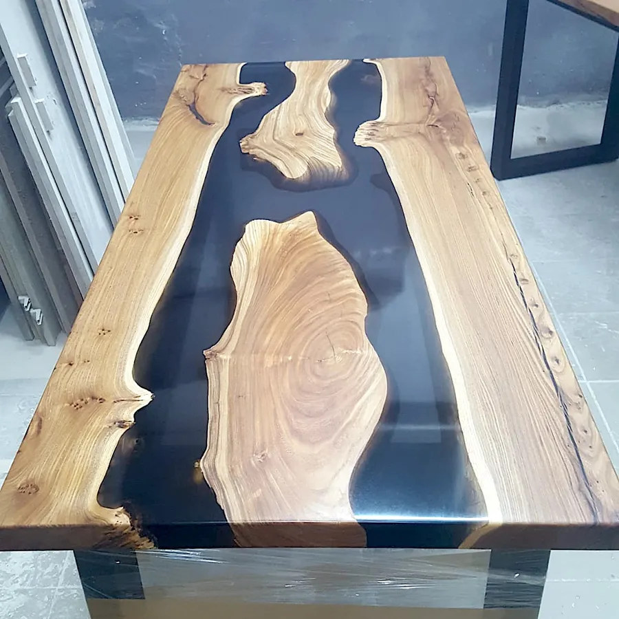 Стол из карагача с двумя реками черного цвета. Работа spilcenter.com