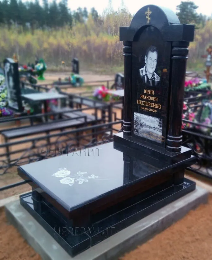 Памятник гранитный  с колоннами 