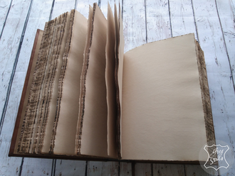 Кожаный ежедневник в стиле старинной книги с тиснением и гравировкой логотипа