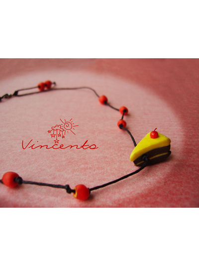 Пай с вишенкой. Кулончик в виде кусочка торта с вишенкой из полимерной глины