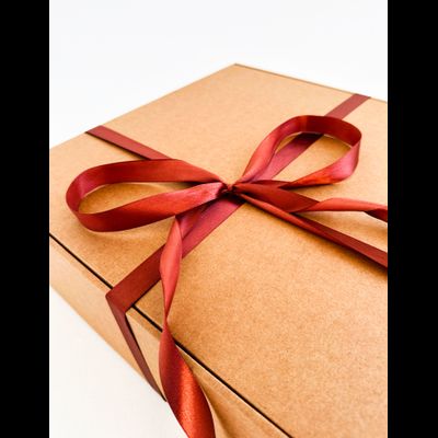 Большая подарочная коробка GILEV 37х37х14см с наполнителем и коричневой лентой