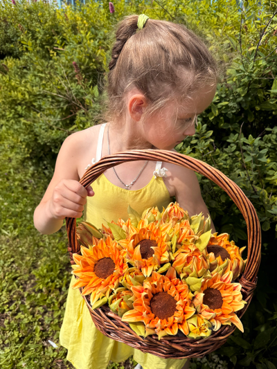 Корзина с зефирными подсолнухами