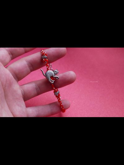 Красная нить с кошечкой, талисман на запястье