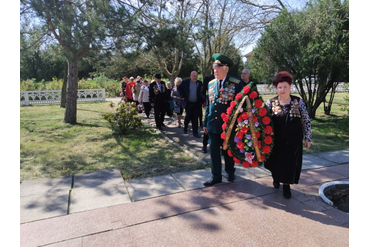 Возложение цветов к памятникам - Аджимушкай