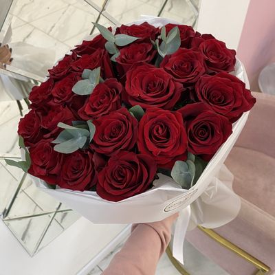 БУКЕТ ИЗ 21 КРАСНОЙ РОЗЫ С ЭВКАЛИПТОМ