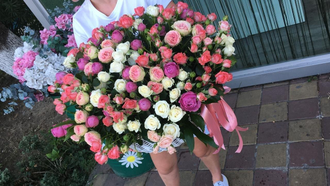 61 кустовая роза в корзине