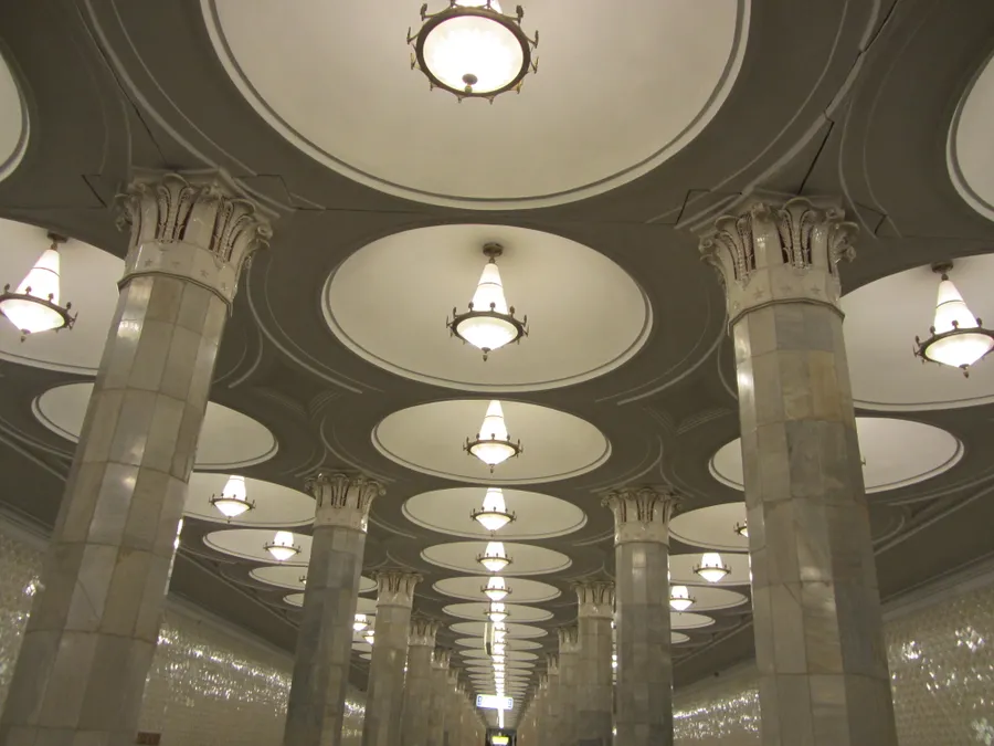 Светильники на станции метро "Киевская" Московского метрополитена