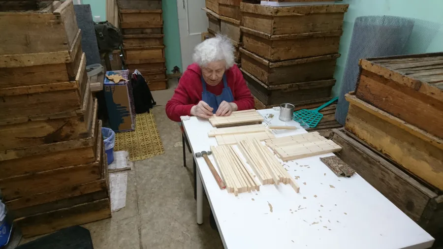 Матушка набивает в боковины рамок клипсы