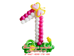 Цифра 1 из белых и розовых шаров на зеленой полянке