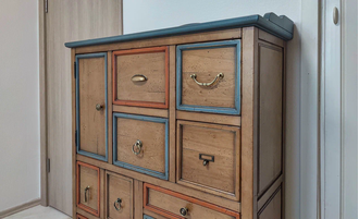 Большой комод с 9 ящиками и цветными рамками на фасадах.