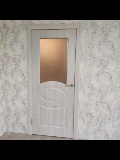 МОДЕЛЬ КАТЕРИНА-1. ДУБ БЕЖЕВЫЙ КРЕМ/ СТЕКЛО ХУДОЖЕСТВЕННОЕ