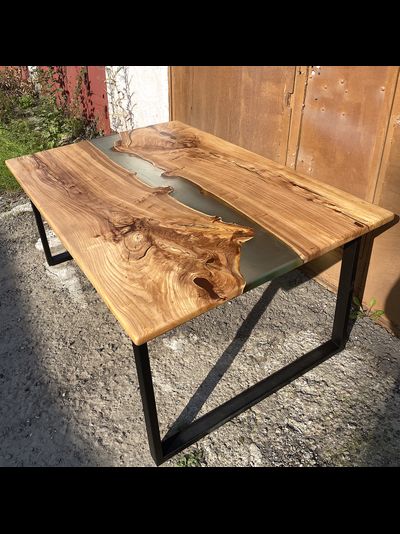 стол река из карагача с прозрачной смолой