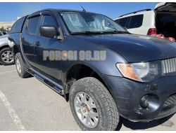 Пороги труба с проступью с алюминиевым уголком d76 для Mitsubishi L200 (2015-2019)