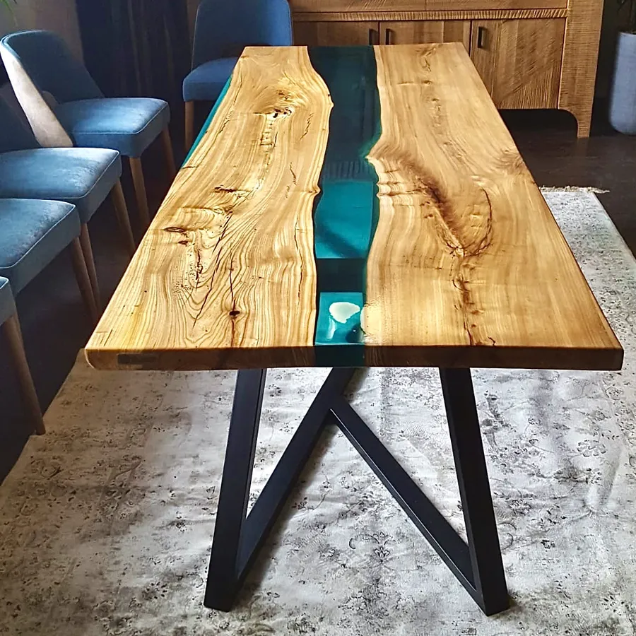 Стол-река из карагача. Ресторан "Асадо", г.Екатеринбург, работа spilcenter.com