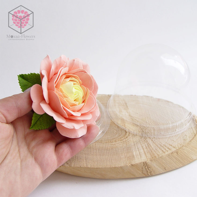 Роза ручной работы из полимерной глины под пластиковым колпаком.