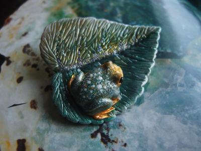 Брошь с лягушкой "Принцесса с окраин Ранней Осени"